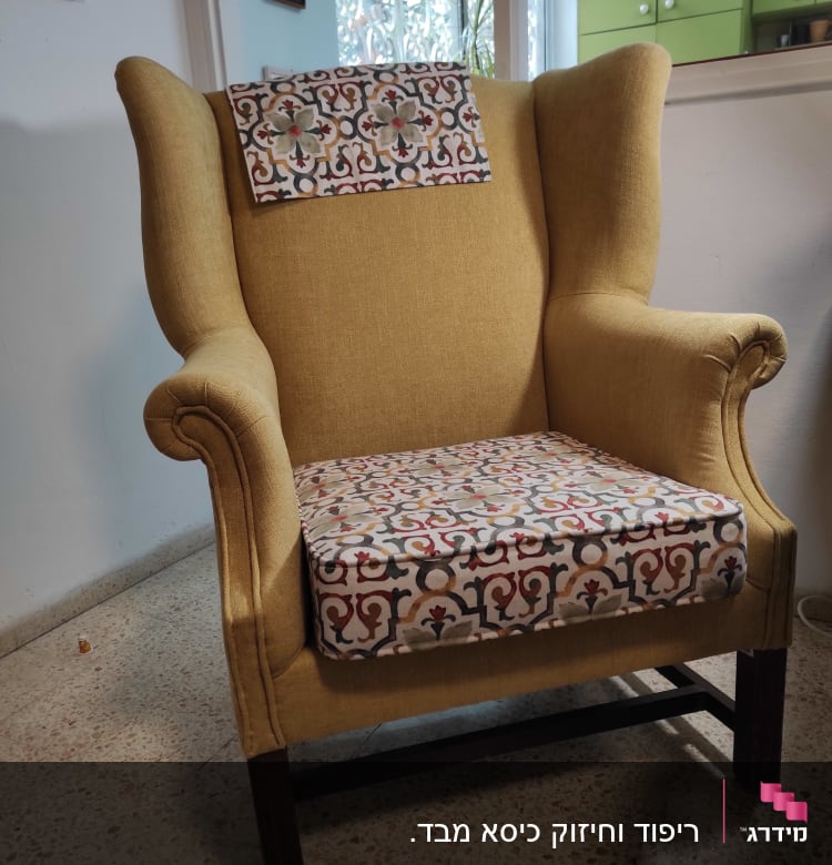 כורסה עם ריפוד דקורטיבי בצבעים שונים